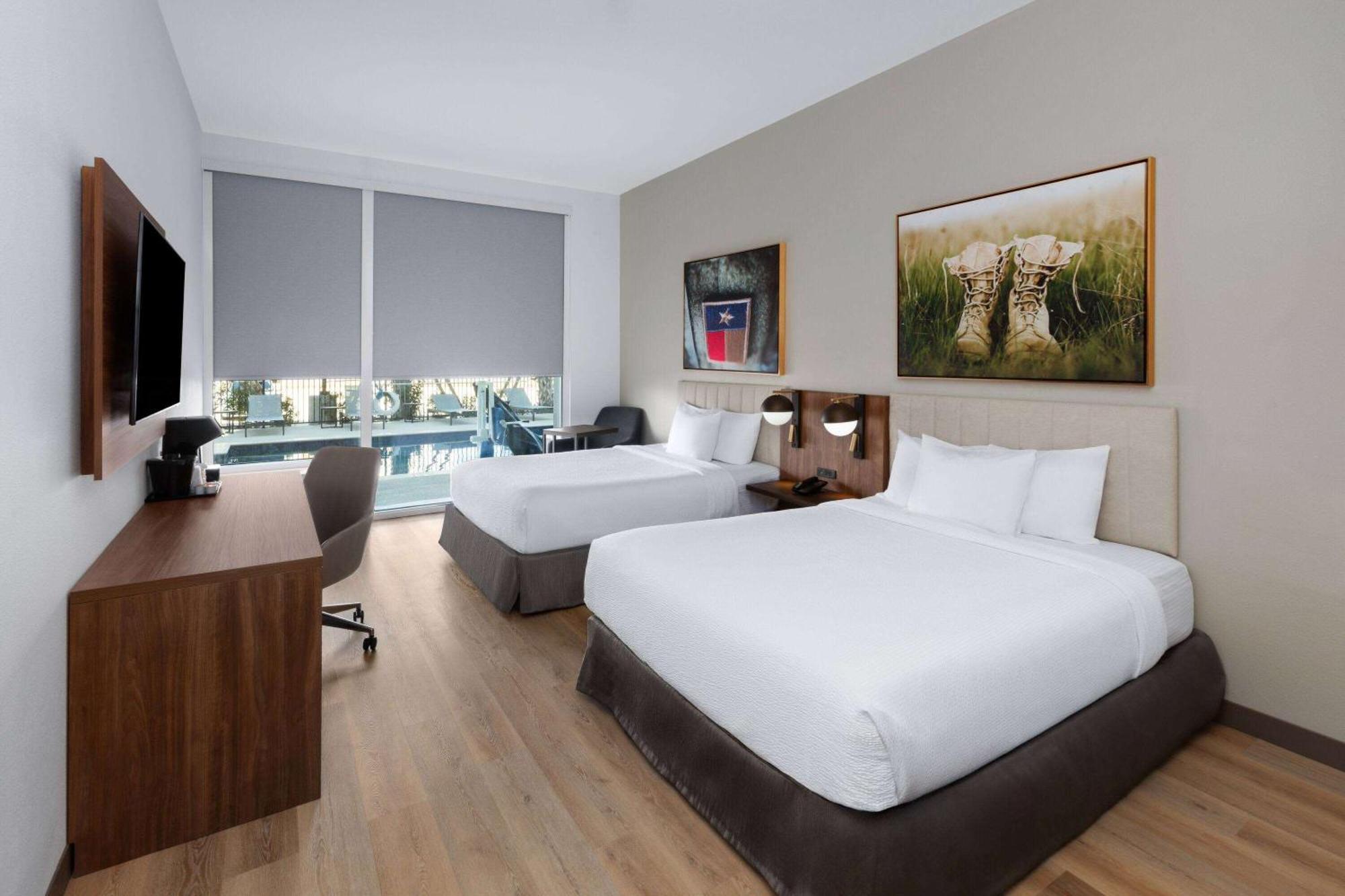 La Quinta Inn & Suites By Wyndham San Antonio At The Rim Esterno foto