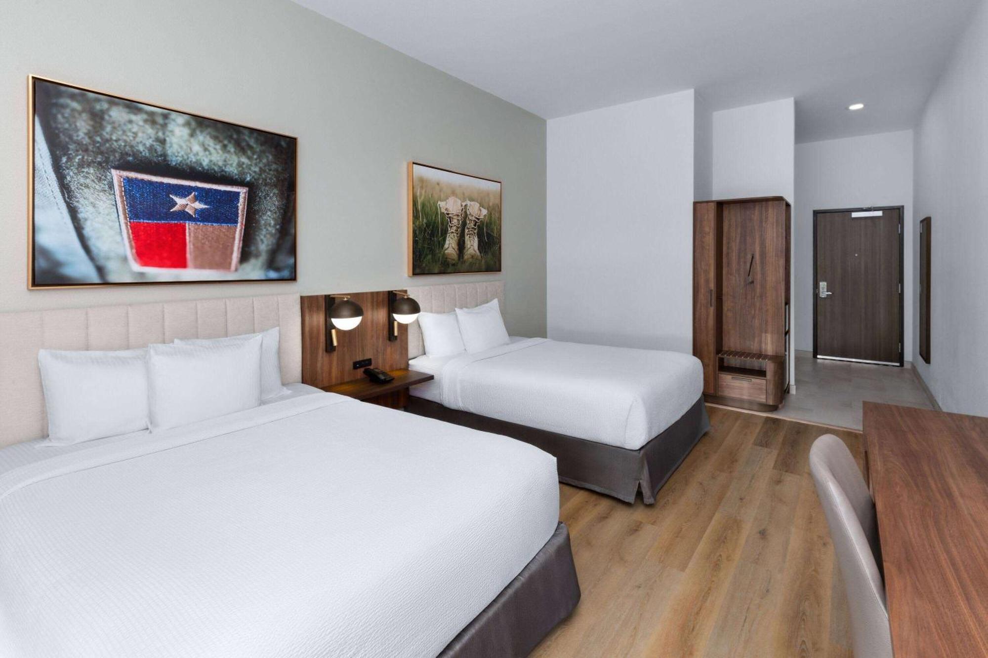 La Quinta Inn & Suites By Wyndham San Antonio At The Rim Esterno foto