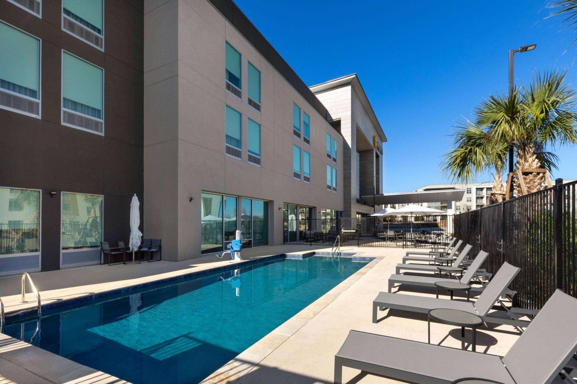 La Quinta Inn & Suites By Wyndham San Antonio At The Rim Esterno foto