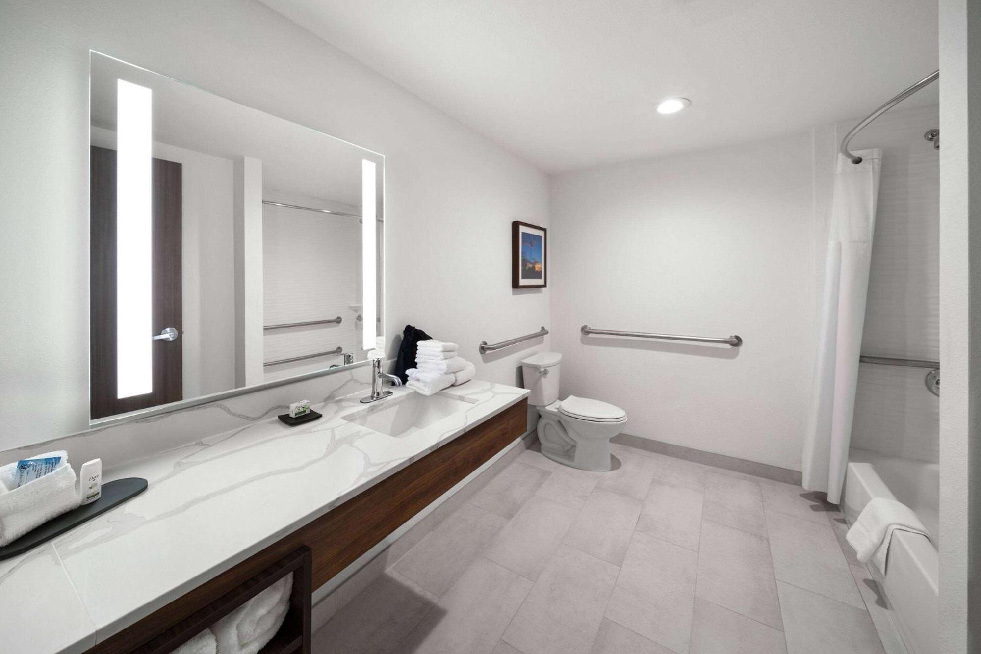 La Quinta Inn & Suites By Wyndham San Antonio At The Rim Esterno foto